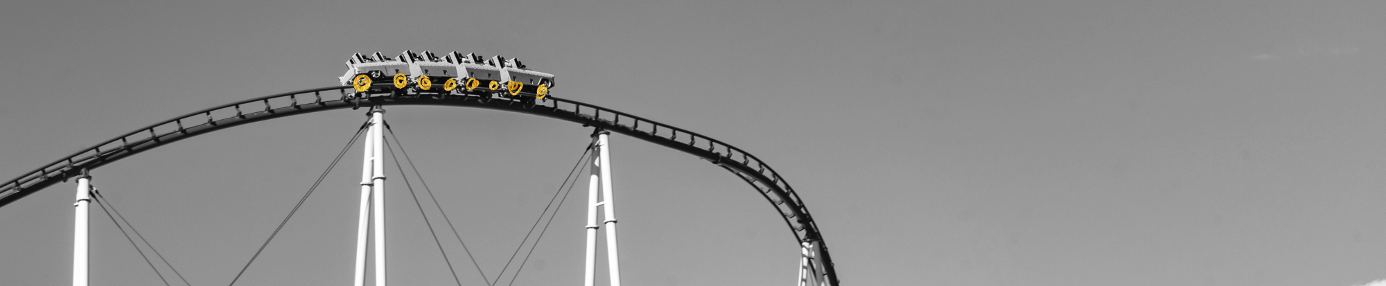 Chain swing ride equipped with integrated coupling and brake for safe and controlled rotation