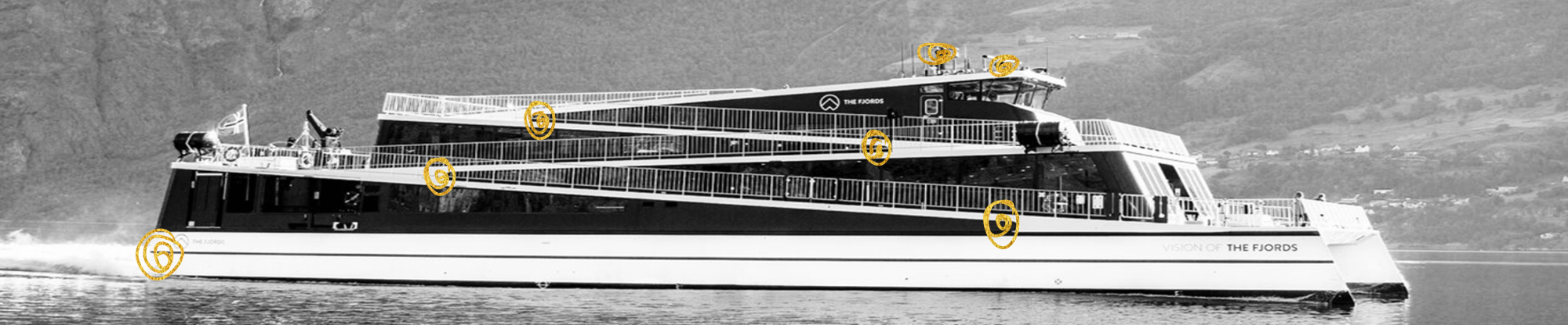 Marine vessel with hybrid propulsion system and built-in coupling for efficient power transmission