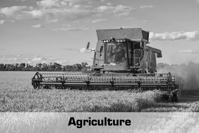Agricultural harvesting machine with integrated coupling and brake for controlled power transmission